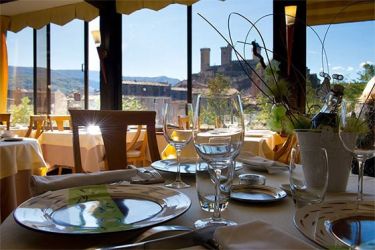 Photo la salle du restaurant le Phoebus à Foix avec vue sur le château de Foix
