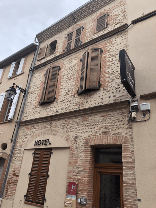 Façade de l'hôtel à vendre proche de Toulouse