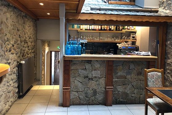Photo du bar d'accueil en pierre et en bois